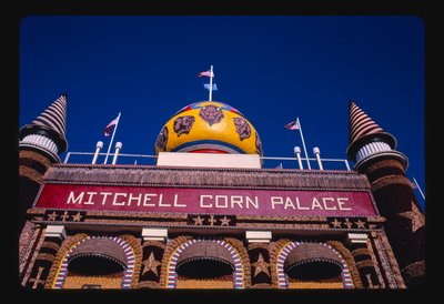 Palais du maïs, vue en contre-plongée, Mitchell, Dakota du Sud, États-Unis - John Margolies