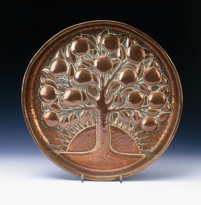 Un plateau en cuivre martelé en relief avec un arbre fruitier, devant un soleil couchant - John Pearson
