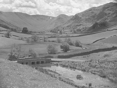 Pont enjambant une rivière entourée de collines à Martindale - Joseph Hardman