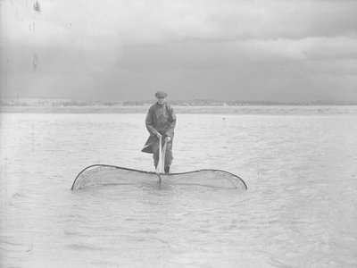 Pêcheur utilisant un grand filet en eau peu profonde - Joseph Hardman