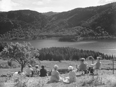 Groupe de personnes assises sur l