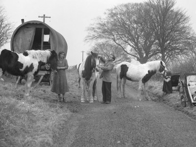 Une camionnette à harnais sur le bord de la route avec des gitans et des chevaux - Joseph Hardman