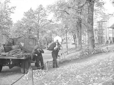 Camion dans la rue avec deux charbonniers transportant des sacs de charbon - Joseph Hardman
