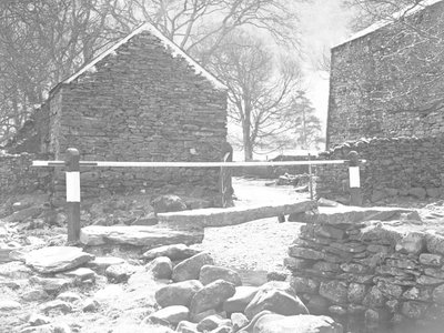 Pont en dalles de pierre et main courante traversant un ruisseau avec des farmbuidlings derrière. - Joseph Hardman