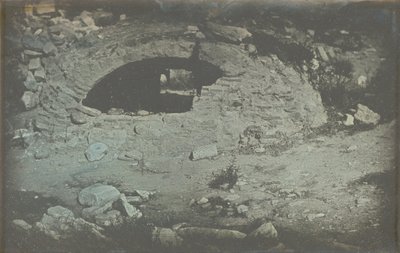 Athènes. Temple de Minerve Poliade (premiers plans) / Ouverture de citerne au pied de l