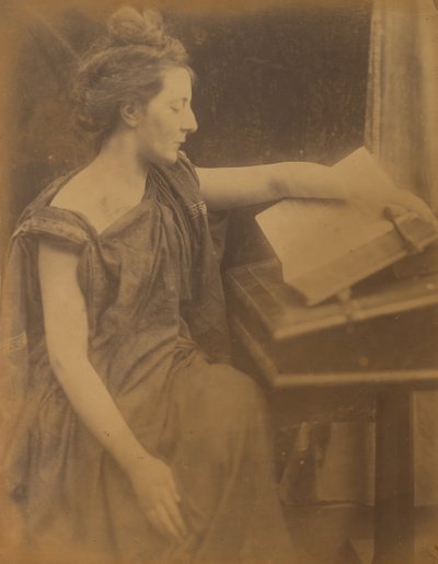 [Femme en robes lisant un livre], 1870 - Julia Margaret Cameron