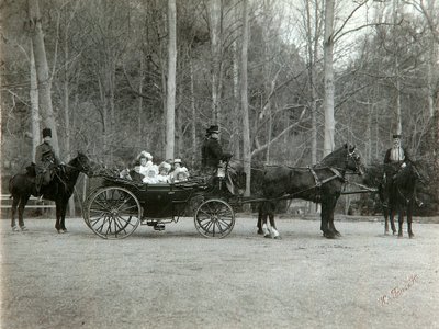 Tsar Nicolas II de Russie avec sa famille dans le parc de Tsarskoïe Selo, Russie, 1900s - K. von Hahn