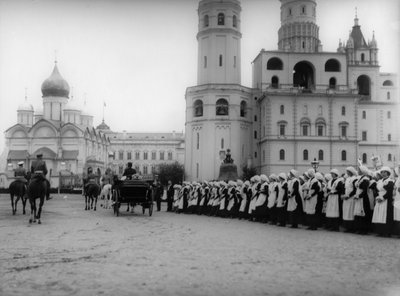 Le tsar Nicolas II passant en revue le défilé des élèves de Moscou au Kremlin, Russie, 1912 - K. von Hahn