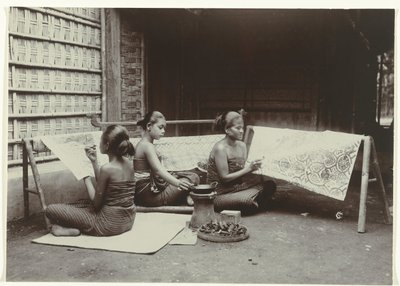 Trois femmes javanaises dessinant des motifs batik sur du tissu - Kassian Cephas