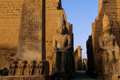 Statue colossale de Ramsès II (le Grand), devant le pylône, Temple de Louxor, 2001 - Kenneth Garrett