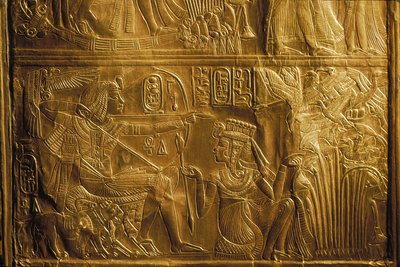 Détail de la chasse aux oiseaux avec arc et flèches sur le sanctuaire canope, or, Roi Toutankhamon, 2004 - Kenneth Garrett