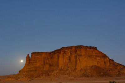 Coucher de lune et lever de soleil, Temple de Taharka, Porte du Bélier, Gebel Barkal, Complexe du Temple, Pharaon..., 2007 - Kenneth Garrett