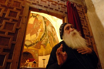 Monastère de Saint-Antoine, Père Ruwais, moine copte, Égypte, Évangile de Judas; Codex..., 2006 (photo) - Kenneth Garrett