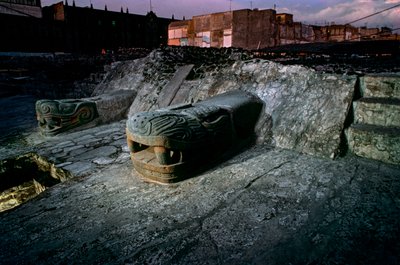 Réplique de serpent sur le Grand Temple, Tenochtitlan, Templo Mayor, Aztèque, Mexique, Mexico - Kenneth Garrett