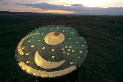Disque céleste orienté pour suivre les solstices d