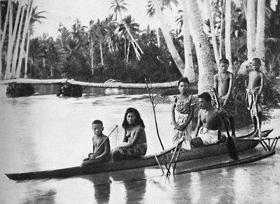 Canoë samoan avec balancier et ses occupants - Kerry and Co