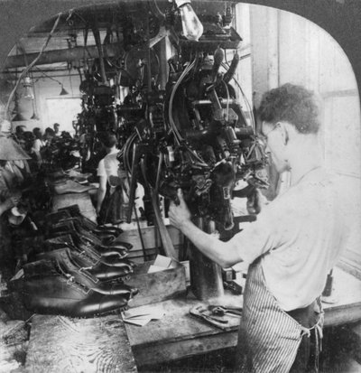 Machine à façonner les chaussures dans une usine de chaussures, Lynn, Massachusetts, USA - Keystone View Company