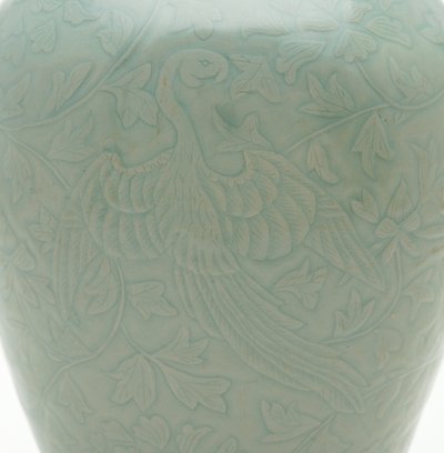 Bouteille (maebyeong) avec motif sculpté et incisé de deux phénix et de vignes de pivoines, milieu du 12e siècle - Korean School