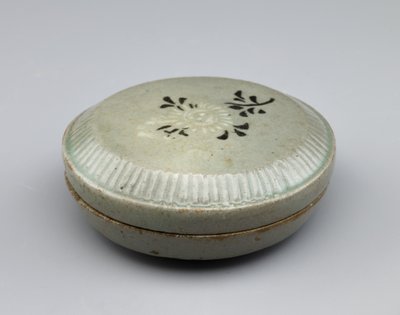 Boîte couverte avec motif incrusté de chrysanthème, milieu du 12ème siècle - Korean School