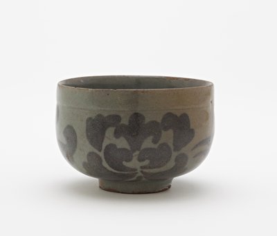 Tasse avec motif de fleurs de pivoine, première moitié du 12ème siècle - Korean School