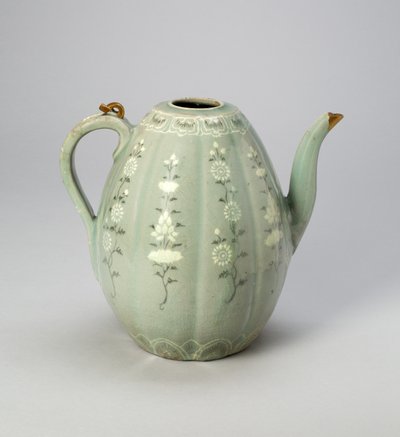 Aiguière en forme de melon avec volutes florales stylisées (grès avec glaçure céladon et décoration incrustée sous glaçure de terres noires et blanches, avec réparation en or) - Korean School