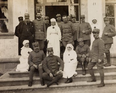 Album de la Première Guerre mondiale en Frioul-Vénétie Julienne: portrait de groupe avec officiers et infirmières de la Croix-Rouge lors de la visite des Chevaliers de Malte à Villa Brazzà, siège de l