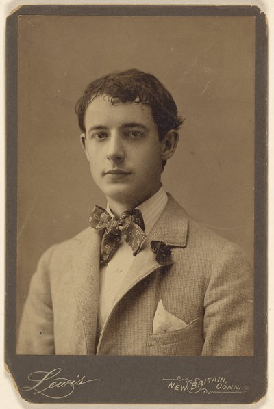 Walter Thomas [jeune homme en nœud papillon et œillet au revers de son manteau] - Lewis