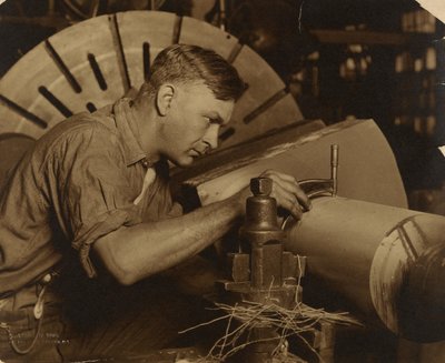 Homme avec un micromètre mesurant un arbre au millième de pouce. - Lewis W. Hine