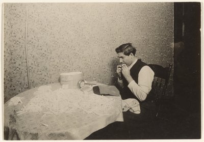 Rolling Cigarettes in N.Y. Tenement/[Homework] (en anglais) - Lewis W. Hine