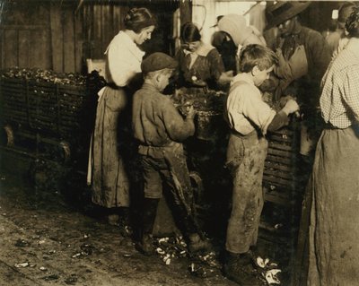 Jimmie, 10 ans, qui épluche depuis 3 ans (6 pots par jour) avec un garçon de 11 ans qui épluche 7 pots à Varn und Platt Canning Co., Bluffton, Caroline du Sud, 1913 - Lewis Wickes Hine