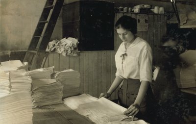 Une jeune fille de 15 ans plie des serviettes dans la blanchisserie Bonanno, Boston, Massachusetts. - Lewis Wickes Hine
