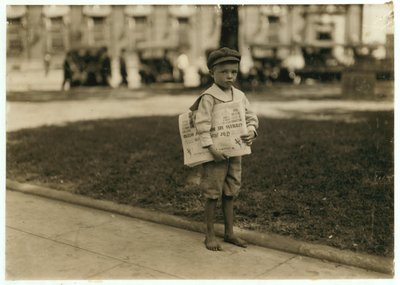Garçon de 7 ans vendant des journaux à Mobile, Alabama, 1914 - Lewis Wickes Hine