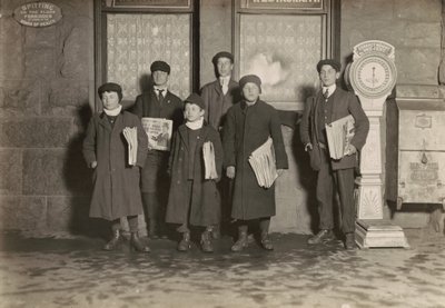 8:30 P.M. Groupe de vendeurs de journaux au dépôt, Hartford, Connecticut. Le plus petit garçon a 11 ans, mars 1909 (photo). - Lewis Wickes Hine