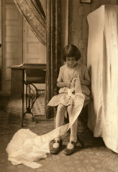Une jeune fille coupe de la dentelle chez elle, à New York. - Lewis Wickes Hine
