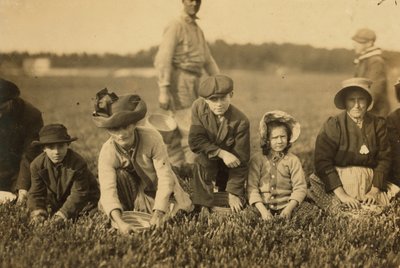 Annette Roy, dite 7 ans, et Napoléon Ruel, dit 9 ans, cueillant des canneberges à Smart