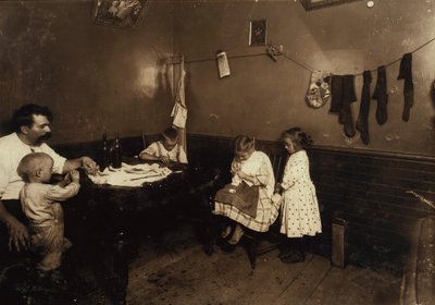 Annie Fedele travaillant au crochet dans la cuisine de sa maison de Sommerville, Massachusetts. - Lewis Wickes Hine