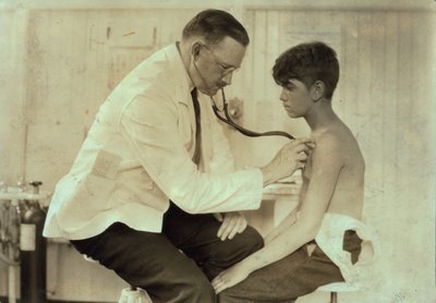 Médecin examinant un jeune ouvrier, Cheney Silk Mills, South Manchester, Connecticut, vers 1924 (photo n/b) - Lewis Wickes Hine