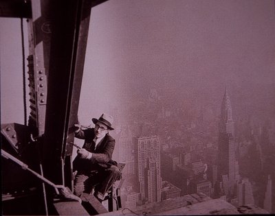 Empire State Building en construction, montrant un inspecteur vérifiant le travail - Lewis Wickes Hine