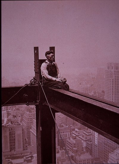 Empire State Building en construction, montrant un ouvrier prenant une pause - Lewis Wickes Hine