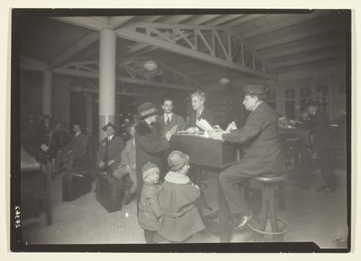 Famille allemande, interprète et enregistreur à Ellis Island - Lewis Wickes Hine