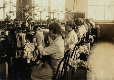 Filles fabriquant des bas dans les usines Ipswich à Boston, Massachusetts - Lewis Wickes Hine