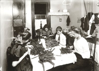 Travail à domicile (fabrication de jarretières) - Lewis Wickes Hine