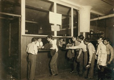 Des messagers remettent leur uniforme au bureau principal de la Postal Telegraph Co. à New York. - Lewis Wickes Hine