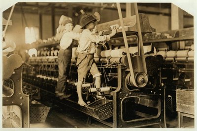 Petits garçons grimpant sur un cadre de filature pour réparer des fils cassés et remplacer des bobines vides à Bibb Mill, Macon, Géorgie, 1909 - Lewis Wickes Hine