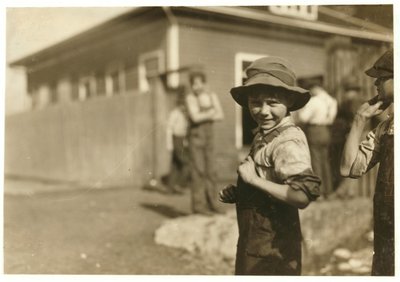 Charlie Foster, dix ans, incapable de lire, avec un emploi stable aux Merrimack Mills, Huntsville, Alabama, 1913 - Lewis Wickes Hine