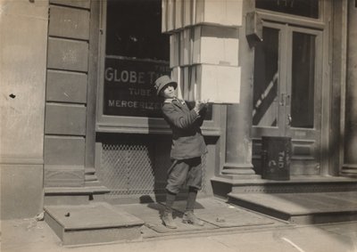 Garçon de wagon ou "tail boy" aidant à charger le wagon, v. 1914 (photo) - Lewis Wickes Hine