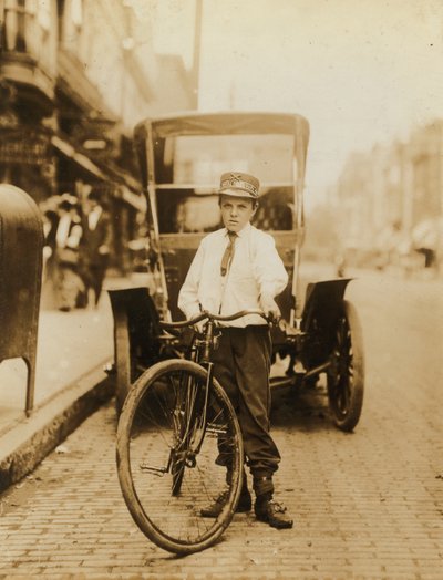 Jeune garçon travaillant comme messager pour la Postal Telegraph Company, Wilmington, Delaware, USA, c.1910 - Lewis Wickes Hine