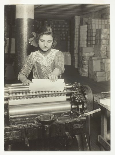 Jeune ouvrier dans une usine de fabrication de boîtes en papier - Lewis Wickes Hine