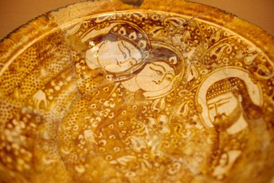 Assiette décorée de visages masculins et féminins, de Kashan, Iran - Unbekannt Unbekannt
