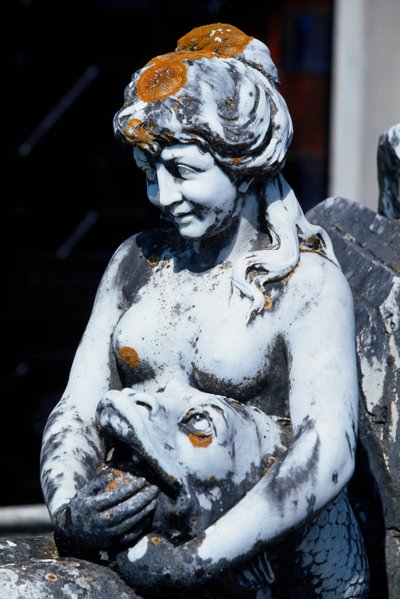 Statue dans le jardin du Palais des Comtes d